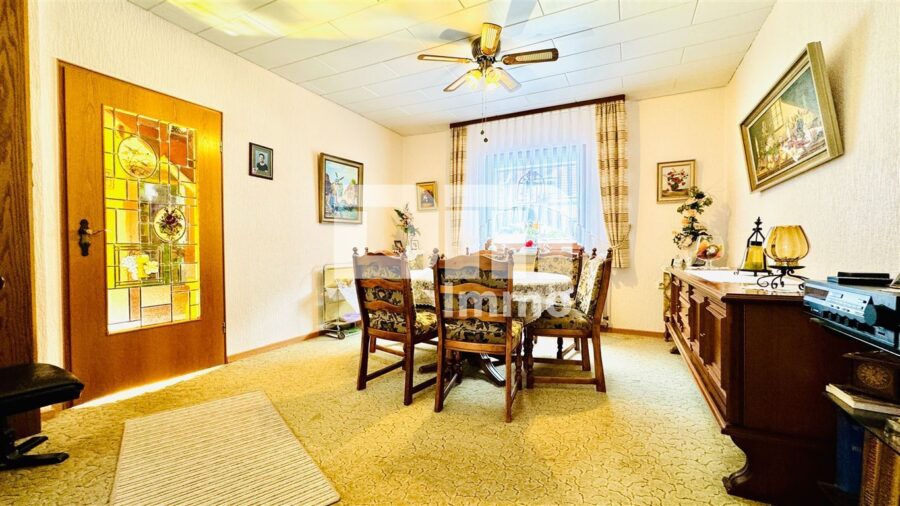 Modernisierte DHH mit Doppelgarage und 2x Carport in Traumlage inkl. Bachlauf - EG Wohn / Esszimmer